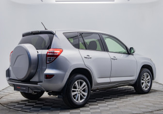 Подержанный автомобиль Toyota RAV4 2012 года (5 фото)
