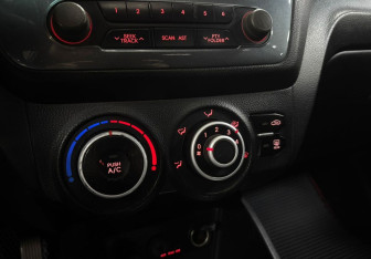 Подержанный автомобиль Kia Rio Sedan 2012 года (15 фото)