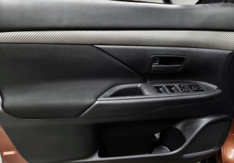 Подержанный автомобиль Mitsubishi Outlander 2012 года (14 фото)