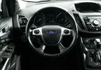 Подержанный автомобиль Ford Kuga 2015 года (10 фото)