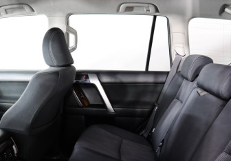 Подержанный автомобиль Toyota Land Cruiser Prado 2017 года (12 фото)