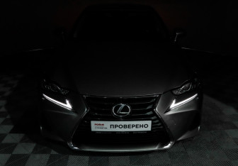 Подержанный автомобиль Lexus IS Sedan 2018 года (20 фото)