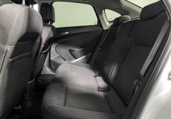 Подержанный автомобиль Opel Astra Sedan 2014 года (10 фото)