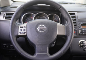 Подержанный автомобиль Nissan Tiida Hatchback 2010 года (14 фото)
