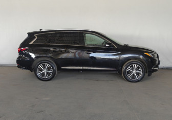 Подержанный автомобиль Infiniti QX60 2016 года (8 фото)