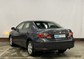 Подержанный автомобиль Toyota Corolla Sedan 2011 года (7 фото)