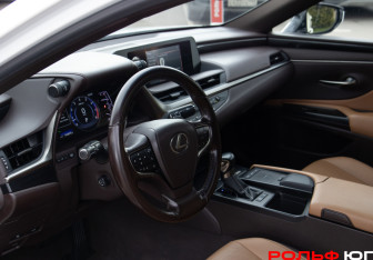 Подержанный автомобиль Lexus ES 2019 года (10 фото)