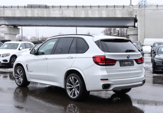 Подержанный автомобиль BMW X5 2016 года (7 фото)
