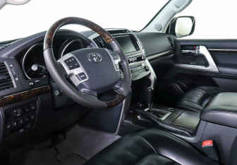 Подержанный автомобиль Toyota Land Cruiser Suv 2015 года (11 фото)
