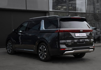 Подержанный автомобиль Kia Carnival 2020 года (7 фото)
