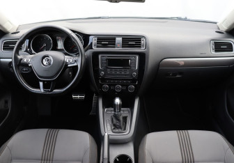 Подержанный автомобиль Volkswagen Jetta Sedan 2016 года (13 фото)