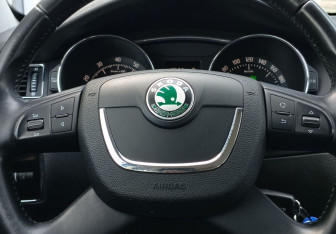 Подержанный автомобиль Skoda Superb Wagon 2012 года (13 фото)