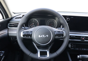 Подержанный автомобиль Kia K5 2022 года (15 фото)