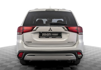 Подержанный автомобиль Mitsubishi Outlander 2018 года (6 фото)