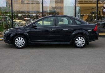 Подержанный автомобиль Ford Focus Sedan 2006 года (8 фото)