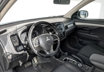 Подержанный автомобиль Mitsubishi Outlander 2013 года (16 фото)