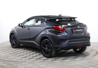 Подержанный автомобиль Toyota C-HR 2019 года (7 фото)
