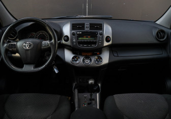 Подержанный автомобиль Toyota RAV4 2012 года (9 фото)