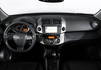 Подержанный автомобиль Toyota RAV4 2012 года (13 фото)