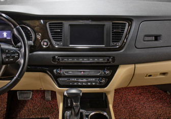 Подержанный автомобиль Kia Carnival 2018 года (16 фото)