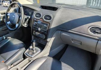 Подержанный автомобиль Ford Focus Sedan 2005 года (9 фото)