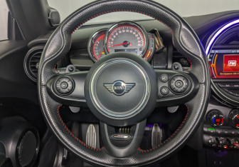 Подержанный автомобиль MINI Cabrio 2019 года (21 фото)