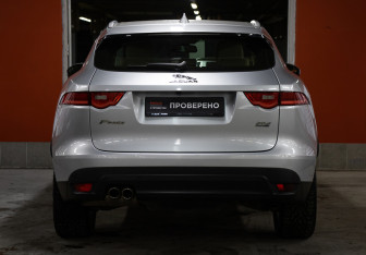 Подержанный автомобиль Jaguar F-Pace 2016 года (6 фото)