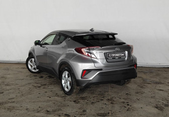 Подержанный автомобиль Toyota C-HR 2019 года (6 фото)