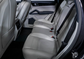 Подержанный автомобиль Porsche Cayenne 2019 года (10 фото)