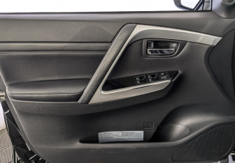 Подержанный автомобиль Mitsubishi Montero Sport 2023 года (19 фото)