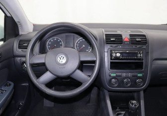 Подержанный автомобиль Volkswagen Golf Hatchback 2004 года (14 фото)