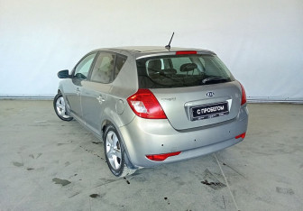 Подержанный автомобиль Kia Ceed Hatchback 2010 года (4 фото)