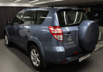 Подержанный автомобиль Toyota RAV4 2008 года (6 фото)