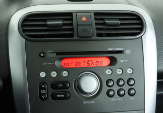 Подержанный автомобиль Suzuki Splash 2011 года (14 фото)