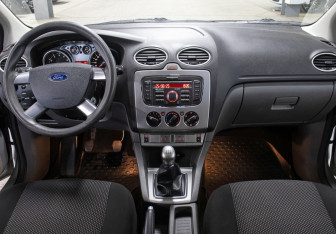 Подержанный автомобиль Ford Focus Sedan 2010 года (14 фото)