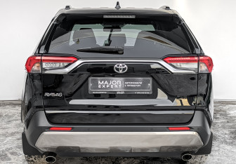 Подержанный автомобиль Toyota RAV4 2021 года (6 фото)
