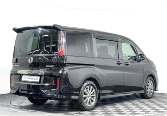 Подержанный автомобиль Honda Stepwgn 2018 года (4 фото)