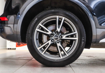Подержанный автомобиль Audi Q5 2022 года (32 фото)