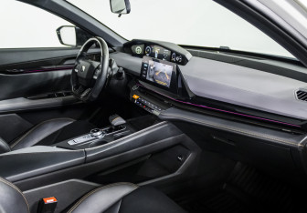 Подержанный автомобиль Changan UNI-V 2023 года (10 фото)