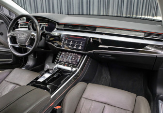 Подержанный автомобиль Audi A8 2023 года (10 фото)