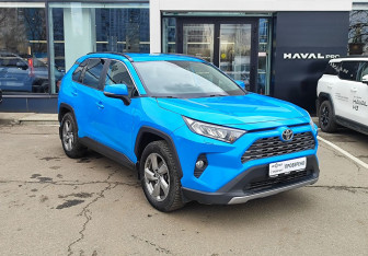 Подержанный автомобиль Toyota RAV4 2021 года (3 фото)