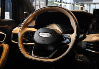 Подержанный автомобиль Geely Okavango 2023 года (12 фото)