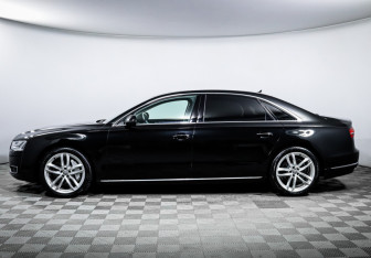Подержанный автомобиль Audi A8 2015 года (8 фото)