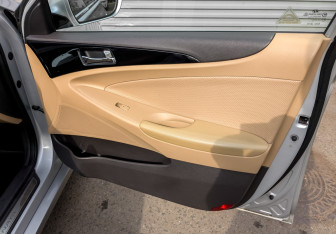 Подержанный автомобиль Hyundai Sonata 2011 года (27 фото)