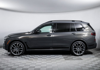 Подержанный автомобиль BMW X7 2022 года (8 фото)