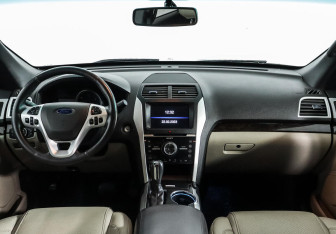 Подержанный автомобиль Ford Explorer 2015 года (6 фото)