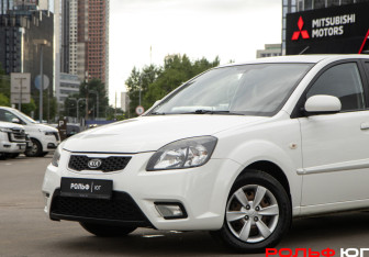 Подержанный автомобиль Kia Rio Sedan 2011 года (13 фото)