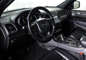 Подержанный автомобиль Jeep Grand Cherokee 2021 года (15 фото)