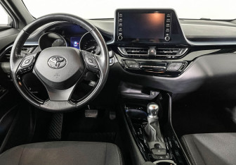 Подержанный автомобиль Toyota C-HR 2020 года (12 фото)
