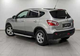 Подержанный автомобиль Nissan Qashqai 2012 года (7 фото)